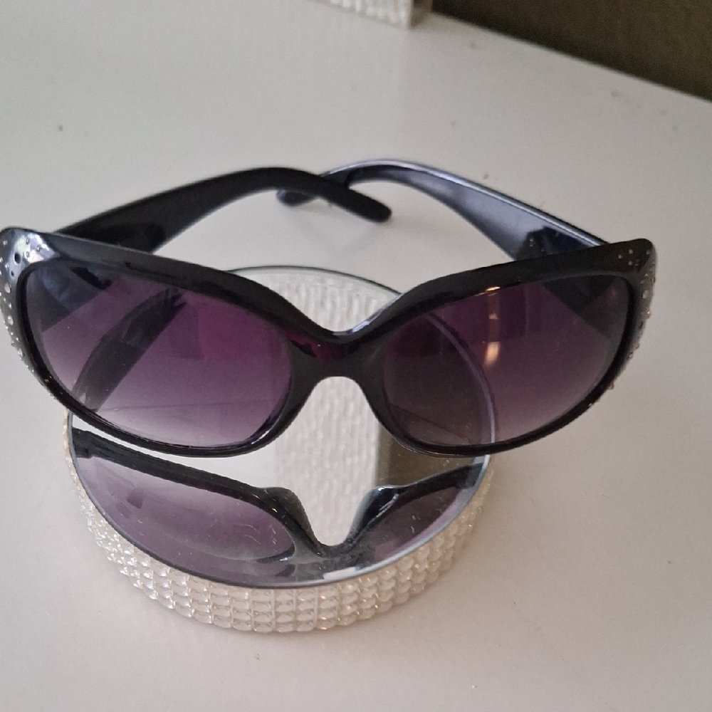 Steve Madden Black Sunglasses with  Rinestone Frame - Picture 8 of 9